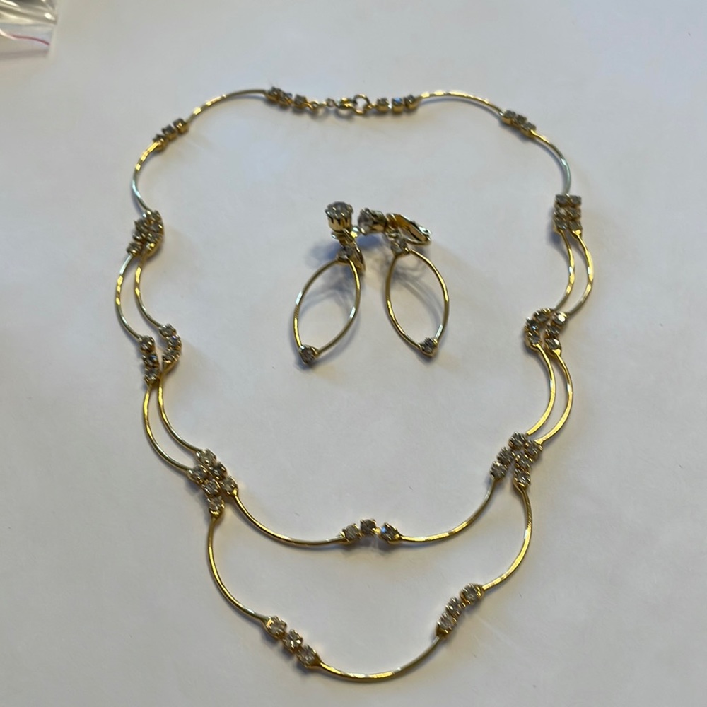 Gold earrings clip on and necklace